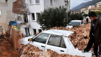 Kaş'ta sel baskını