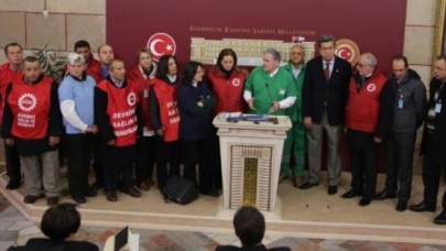 CHP'liler personel kıyafetiyle açıklama yaptı