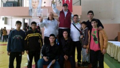 GÜREŞ TAKIMI İSTANBUL İKİNCİSİ OLDU