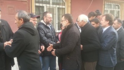 Baba ve annesini 1 hafta arayla kaybetti