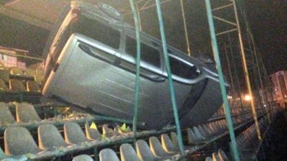 Araç yoldan çıkıp stadın tribünlerine uçtu