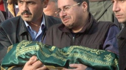 Oğlunun cenazesini kucağında taşıdı