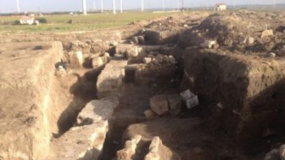 Mezarlar kazıldı açık bırakıldı