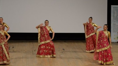 HİNT DANSI ADETA BÜYÜLEDİ