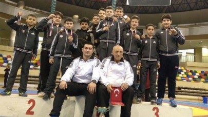 GÜREŞÇİLER TAKIM HALİNDE 2. OLDU