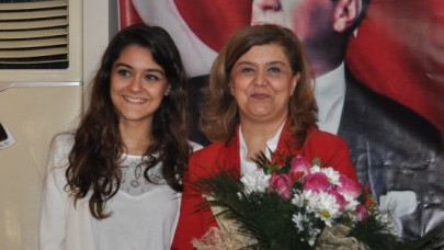 Rakiplerinin desteğini aldı