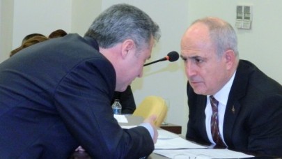 Kendini yalanladı basına dirsek çevirdi