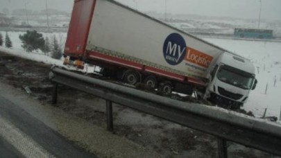 Bariyere Çarpan Tır Yoldan Çıktı