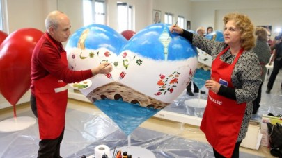 14 Şubat Sevgi Günü için dev kalpler yapıldı