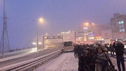 Trafik felç, araçlar durdu, vatandaşlar yürüyor