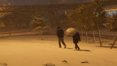 İstanbul'da Kar Yağışı Gece de Sürdü