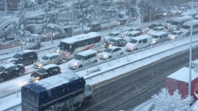 Büyükçekmece'de Kar Sürücülere Zor Anlar Yaşattı