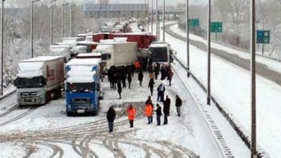 TEM çift yönlü trafiğe kapandı