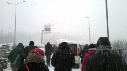 Metrobüs Seferleri Kaza Nedeniyle Çift Yönlü Durdu