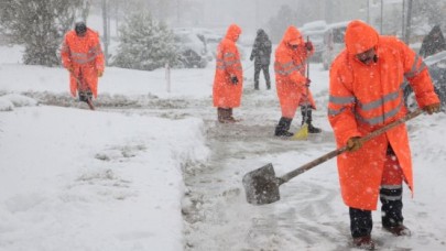 KÜÇÜKÇEKMECE’DE KARLA MÜCADELE DEVAM EDİYOR