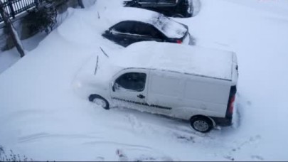 Beylikdüzü'nde Çatılar Çöktü, Araçlar Kara Saplandı