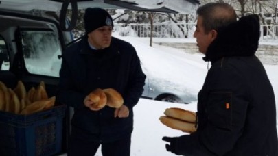Karda Vatandaşa Yemek Ve Ekmek Dağıtıldı