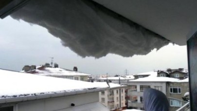 Hava Isındı, Çatılarda Biriken Karlar Saçaktan Sarktı