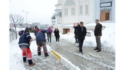 EKİPLER, BEYLİKDÜZÜ’NÜ KARDAN TEMİZLEDİ