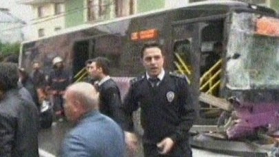 Otobüs, Otomobille Kafa Kafaya Çarpıştı: 2 Ölü