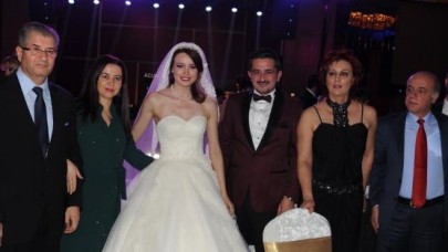 Genç çift  dünya evine girdi