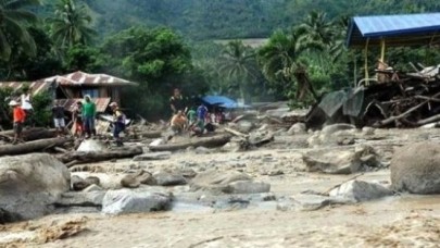 Avcılar'da Çöken İstinat Duvarı Binaya Hasar Verdi