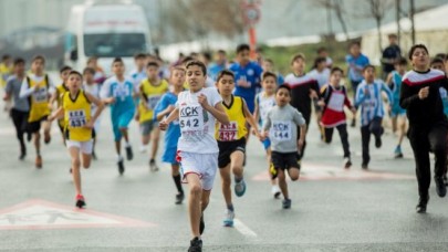 ÖĞRENCİLER KROS YARIŞI’NDA KIYASIYA MÜCADELE ETTİ