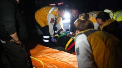 Metrobüs Bariyerlerine Çarpan Araç E-5'te Savruldu: 2 Yaralı