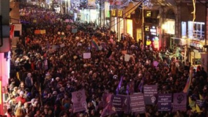 Gece yürüyüşünde binlerce kadın buluştu