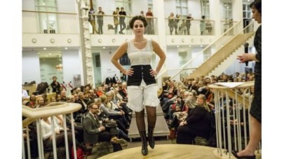 İç çamaşırlı kadınlar günü kutlandı