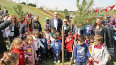 Geleceğin fidanları ağaç dikti