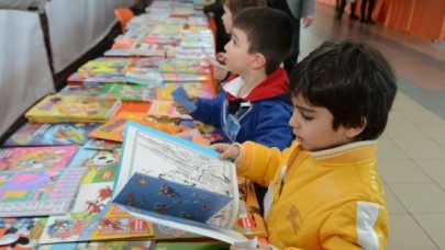 Minikler, Kitap Şenliğinde Eğleniyor