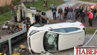 Acemi sürücü 3 metre yükseklikten çocuk parkına uçtu