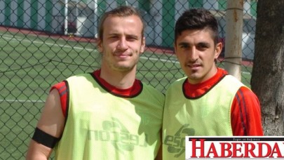 Gollerini atarak sözünü tuttular