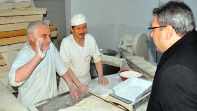 Hayvan yemiyle ekmek yaparken yakalandılar