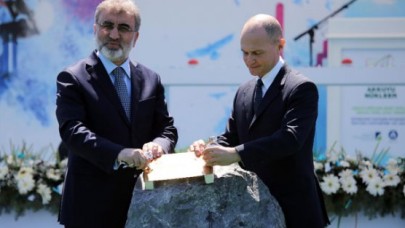 Mersinde olaylı temel atma töreni