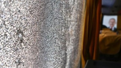 CHP seçim otobüsüne taşlı saldırı