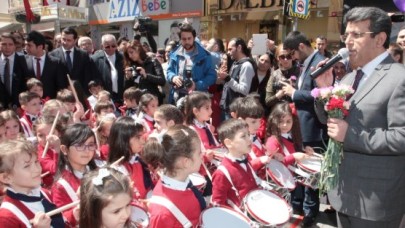 BAŞKAN KARADENİZ ÇOCUKLARLA EL ELE