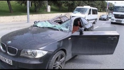 Üst Geçite Takılan TIRın Konteyneri Otomobilin Üstüne Düştü