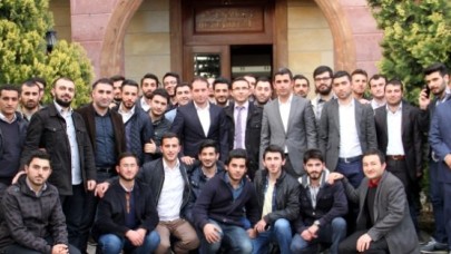 BİR GENÇLİK UYANIYOR