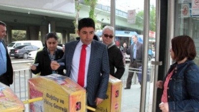 AK Parti Milletvekili Adayı Kıtaları Metrobüsle Aştı