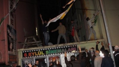 Yüzlerce kişi HDP il binasına saldırdı!