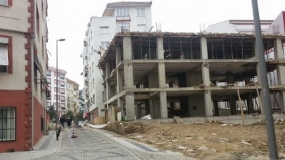 İNŞAAT ÇALIŞMASI YOLU KAPATTI, VATANDAŞ ÇİLEDEN ÇIKTI!