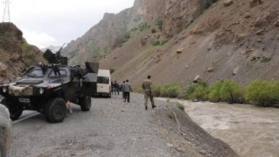 Hakkaride araç zap suyuna uçtu: 5 kayıp