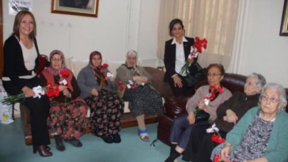Huzurevinde Anneler Günü kutlandı