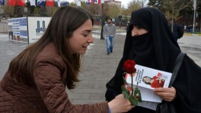 Oyunu isteyen kadın vekil adayını oğluna istedi