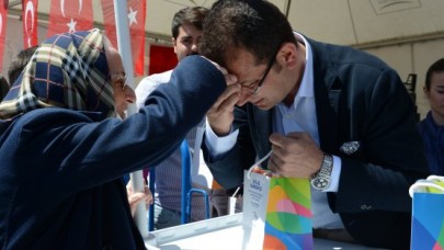 Beylikdüzünde annelere menekşe