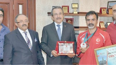 Polat gönderdi, Üci dünya şampiyonu oldu