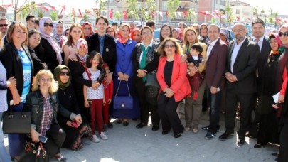 YÜZÜMÜZDEKİ TEBESSÜMDÜR ANNELER