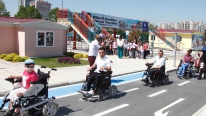 KÜÇÜKÇEKMECELİ ENGELLİLER TRAFİĞE ÇIKTI